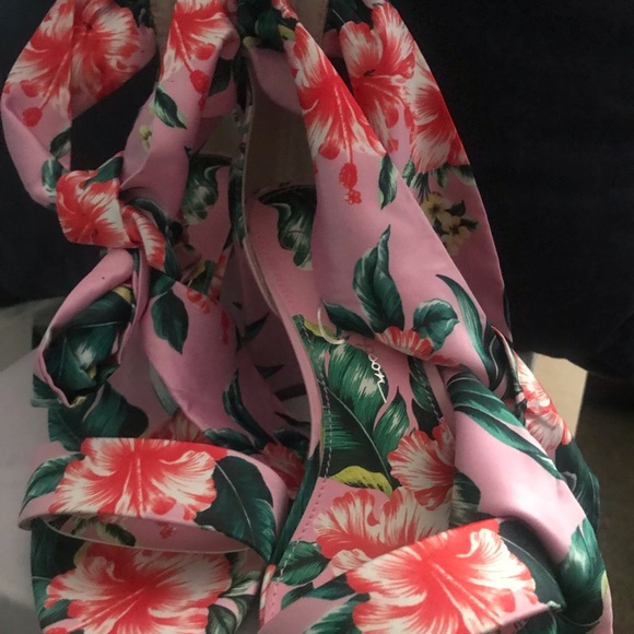 Jessica Simpson Block Heel - Picture 2 of 3